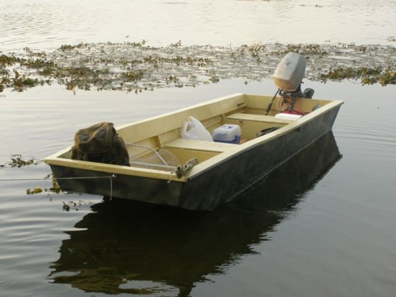 Лодка швартуется к любому берегу.