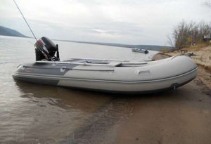 Модель лодки Badger fishing line 330 w на воде держится великолепно!