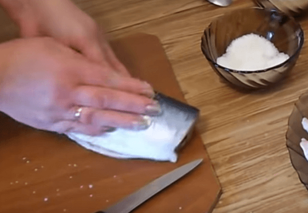 Натираем рыбу смесью соли и сахара